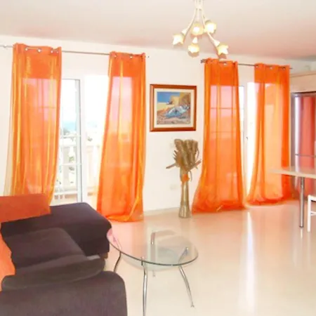 Mar Seaview Apartment: Retreat With Pool